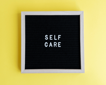 Bild mit Rahmen auf dem "self care" steht.