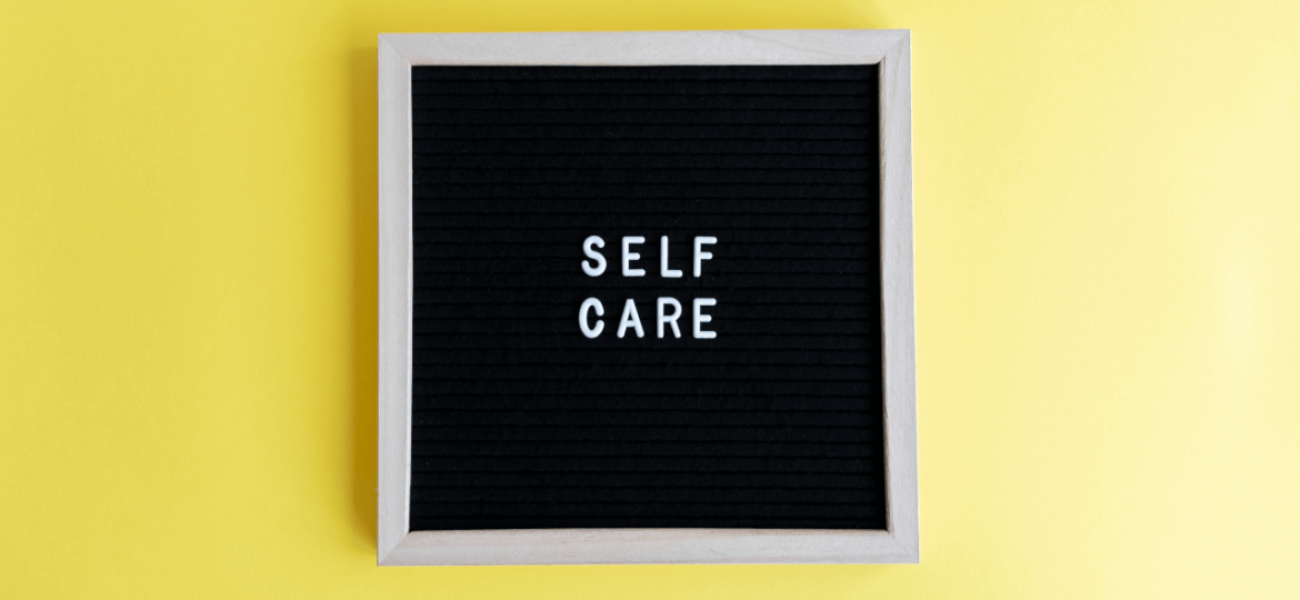 Bild mit Rahmen auf dem "self care" steht.