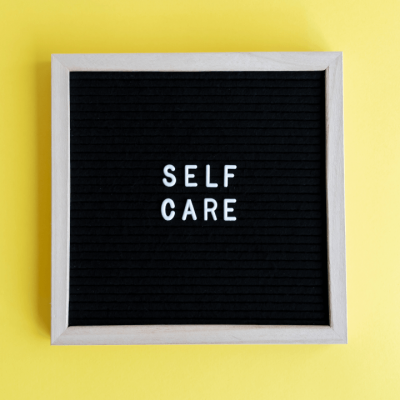 Bild mit Rahmen auf dem "self care" steht.